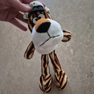 Student Gosedjur Tiger - Student Gosedjur Tiger omfattar ett orange- och svartfärgat mjukisdjur i form en tiger med studentmössa på huvudet samt ett blågult nylonband fastsatt vid halsen.