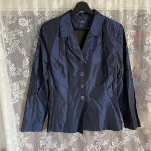 Cool blå kavaj 80/90-tal - Blå kavaj från Jake*s i fint skick. Passar bra på mig som har 36, men säkert bra för någon med 38 beroende på vilken fit man vill ha. I fint skick. Jag kan mötas upp i Uddevalla centrum, annars fraktar jag gärna. Köparen står för frakten. (Står ej för postens slarv) katt finns i hemmet. 