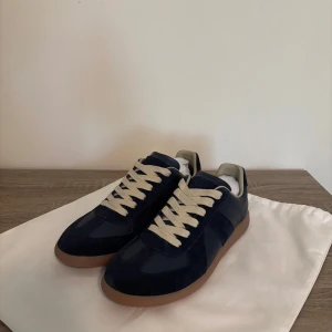 Maison Margielas gats navy - Storlek 42, nyskick utan prislapp, mörk blå