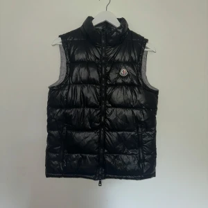 Moncler Väst - Dragkedjan på innerfickan är trasig (syns på sista bilden). Förövrigt fint skick 🌱