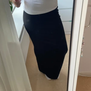 Svart långkjol med slits - Super fin långkjol ifrån nakd med en slits där bak. Jag är 171cm och den är liiiite för kort på mig. Skulle gissa på att den passar någon som är 167cm lång ish perfekt❤️ (Spegeln är smutsig, inte kjolen)