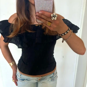 Offshoulder volangtopp  - Såå snygg svart offshoulder volangtopp ! Jag är 168 och det är mina bilder, köp via köp nu direkt eller Swish, kvar tills markerad som såld 💖