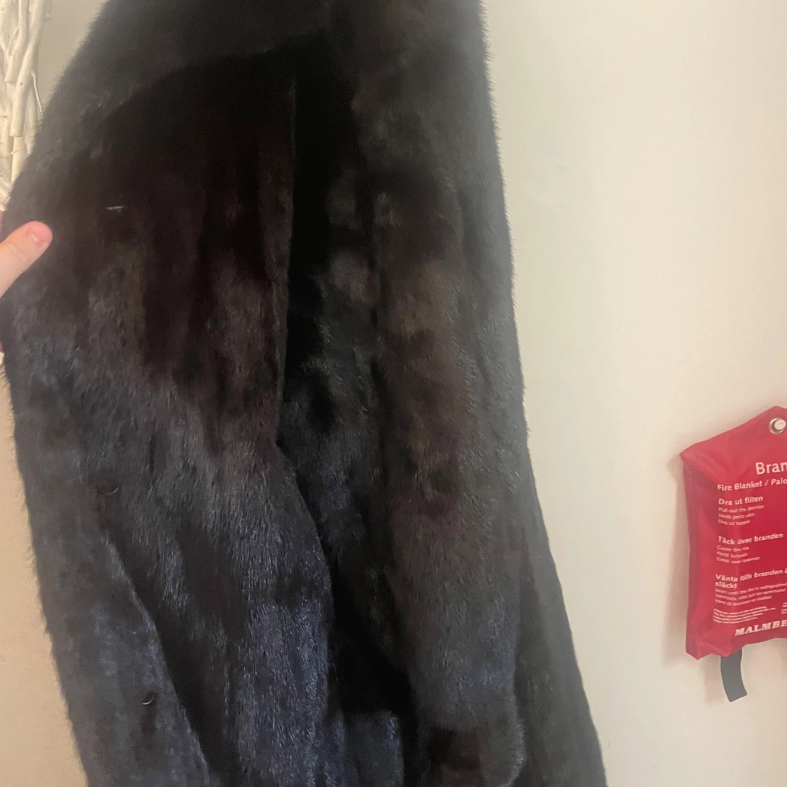 Lång mörk pälsjacka i klassisk stil - 1