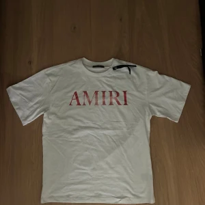 Vit AMIRI t-shirt  - Snygg vit t-shirt från AMIRI, aldrig använd och säljer den på grund av att den är för stor för mig 