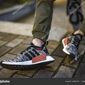 Adidas NMD R1 Primeknit sneakers svart/vit - Säljer ett par Adidas NMD R1 Primeknit sneakers med svart och vit mönstrad ovandel, klassiska tre svarta stripes och röda detaljer på sidorna. Skorna har en bekväm vit Boost-sula och svart yttersula. Ovandelen är stickad för en skön passform och modern look.