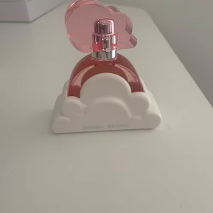Ariana Grande Cloud Pink Parfym - Pink cloud parfym från Ariana Grande. Perfekt för dig som gillar söta och fräscha dofter. 30ml. Nypriset 649kr. Säljer för 400kr. Oanvänd. 