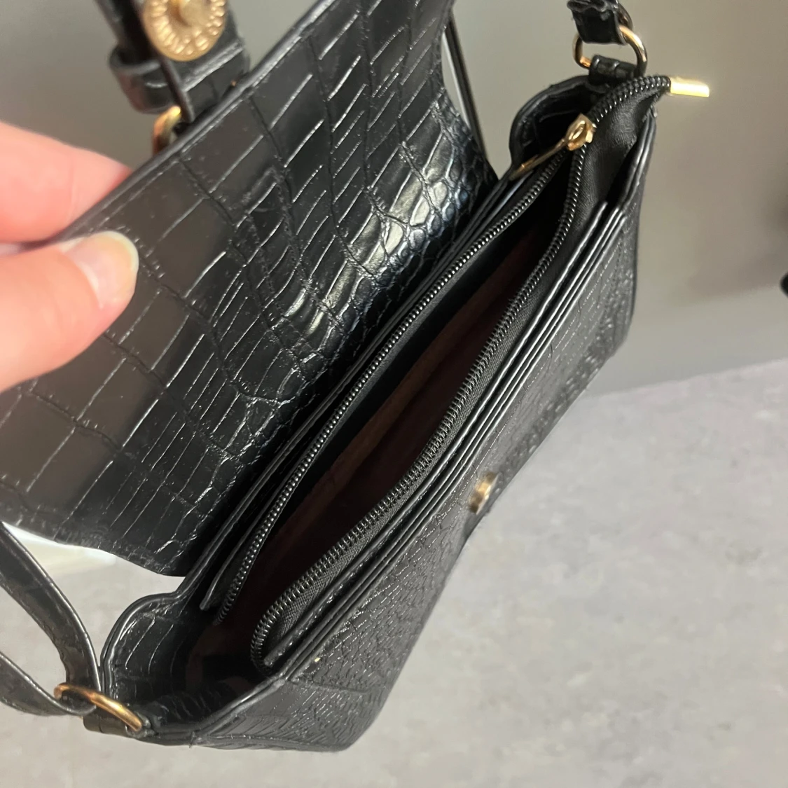 Svart axelväska i croco-imitation - 4