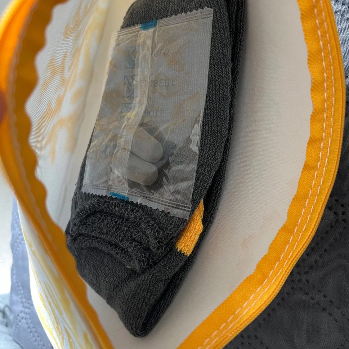 Vit och gul kuvertväska med dragkedja + sockor och öronproppar  - 4