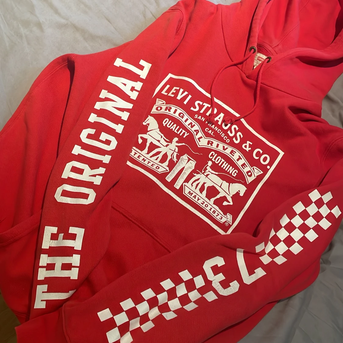 Röd hoodie från Levi's med tryck - 1