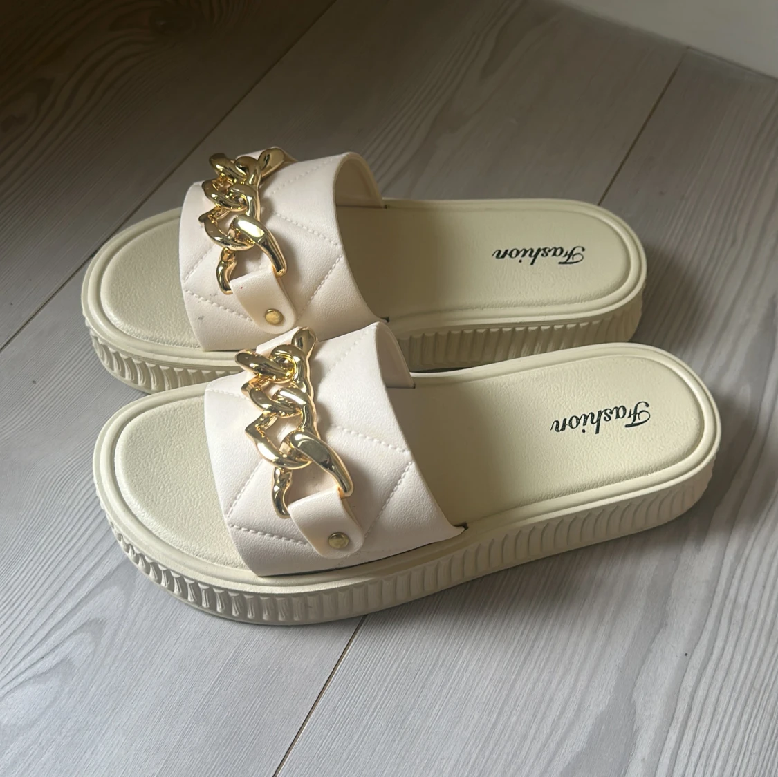 Beige sandaler med guldkedja - 3