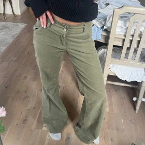Gröna utsvängda byxor  - Sååå snygga populära byxor/jeans från design by si!! SÅÅ sköna, jag är ca 167 cm!!