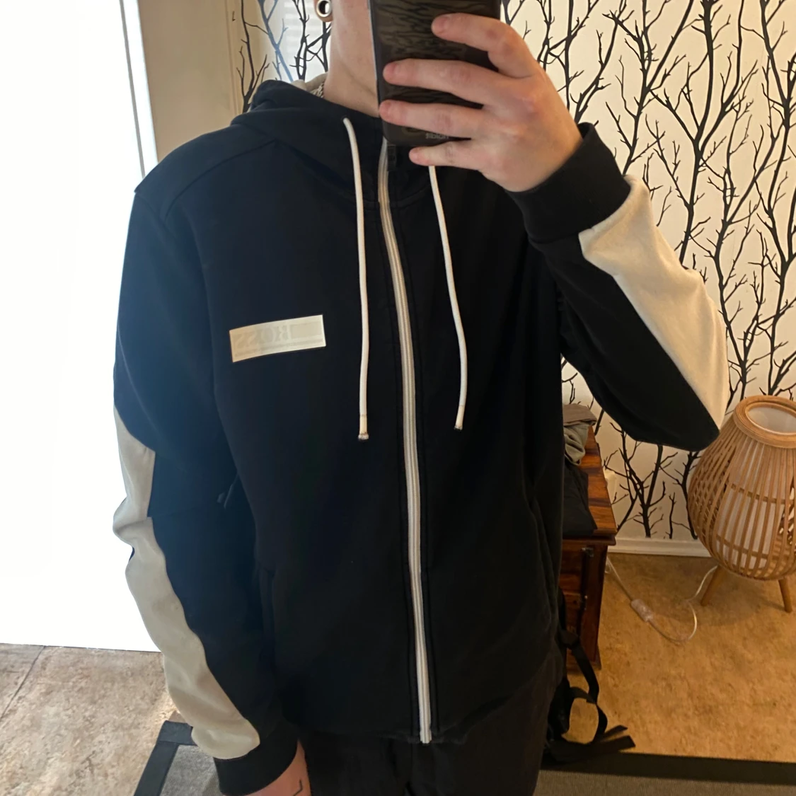 Svart hoodie från Boss med vita feta detaljer PRIS KAN DISKUTERAS