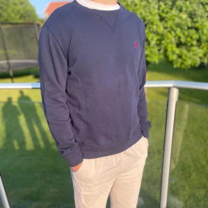 Mörkblå tröja från Polo Ralph Lauren - Tja säljer nu denna feta Ralph lauren tröja i storlek L 14-16 år. Skick 8/10 inga defekter förutom en fläck på magen som syns på första bilden men som förmodligen går bort med lite kärlek. Modellen är 173 och väger 62kg. Bara att höra av sig vid frågor och funderingar!