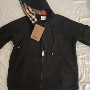 Burberry hoodie - Helt oanvänd, pris kan diskuteras vid snabb affär.
