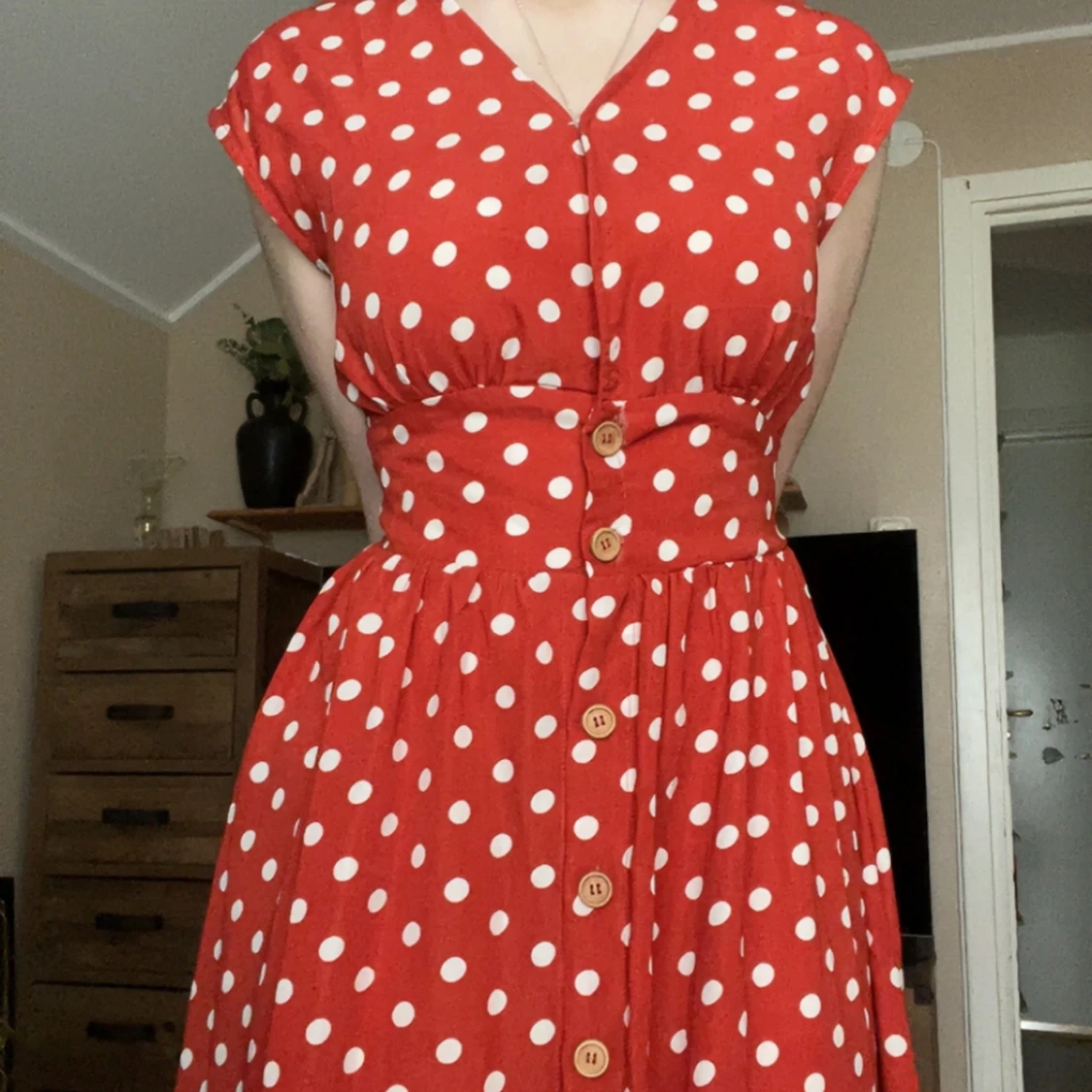 Röd prickig långklänning med knappar