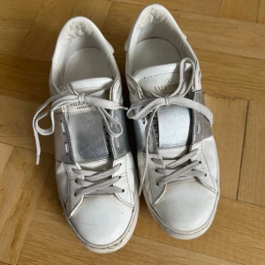 Valentino skor, silver -  Jag säljer mina älskade Valentino skor i silver! Ena skon har släppt från sulan, men jag är övertygad om att det går att fixa hos en skomakare då är det bara är tråden runt om som släppt. De är köpta på Vestiaire collective, har inte box till. 🤍