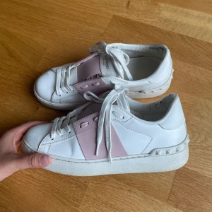 Valentino skor - Säljer nu mina superfina rosa valentino skor! Det är köpta för ca 1 år sen på NK, kvittot finns kvar och även äktenhetsbevis💗 Extra skosnören, dustbag och box medföljer💕de är i 35 1/2 men passar mig som vanligtvis har 36!