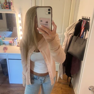 Ljusrosa kofta från Vila - Superfin ljusrosa kofta från Vila med pärlknappar. Säljer den då den inte kommer till någon användning💕 Köpt för 499kr , pris kan diskuteras☺️