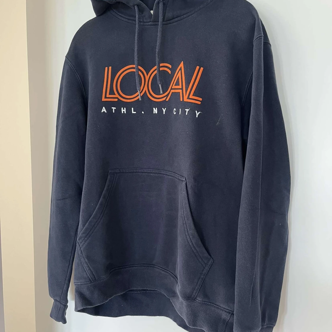 Svart hoodie LOCAL från H&M