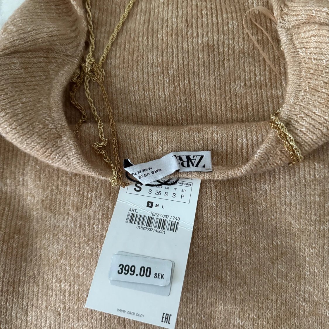 Beige stickad långklänning med slits - 4