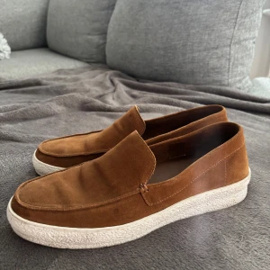 Unified loafers  - Snygga loafers i brun mocka med en vit sula.  Perfekt till sommaren och endast använda 2 gånger. Nypris 999kr storlek 42
