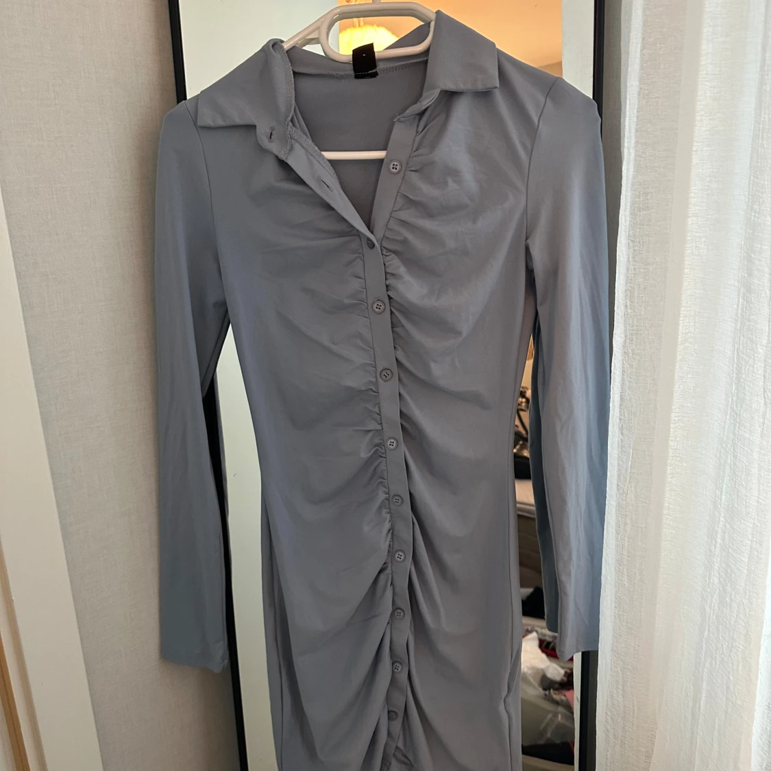 Grå skjortklänning med knappar