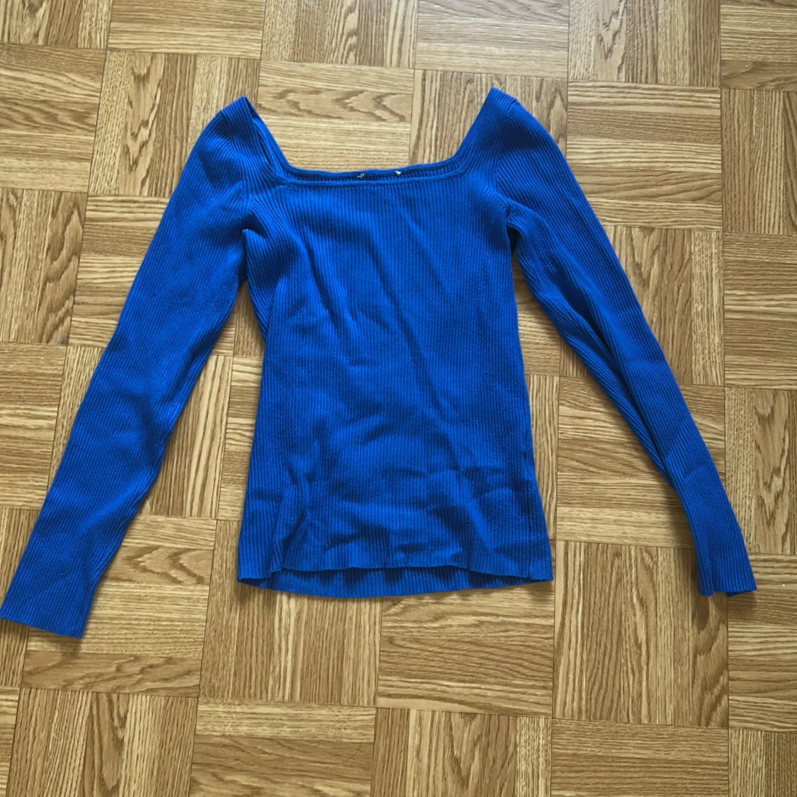 Blå ribbad offshoulder tröja - 1