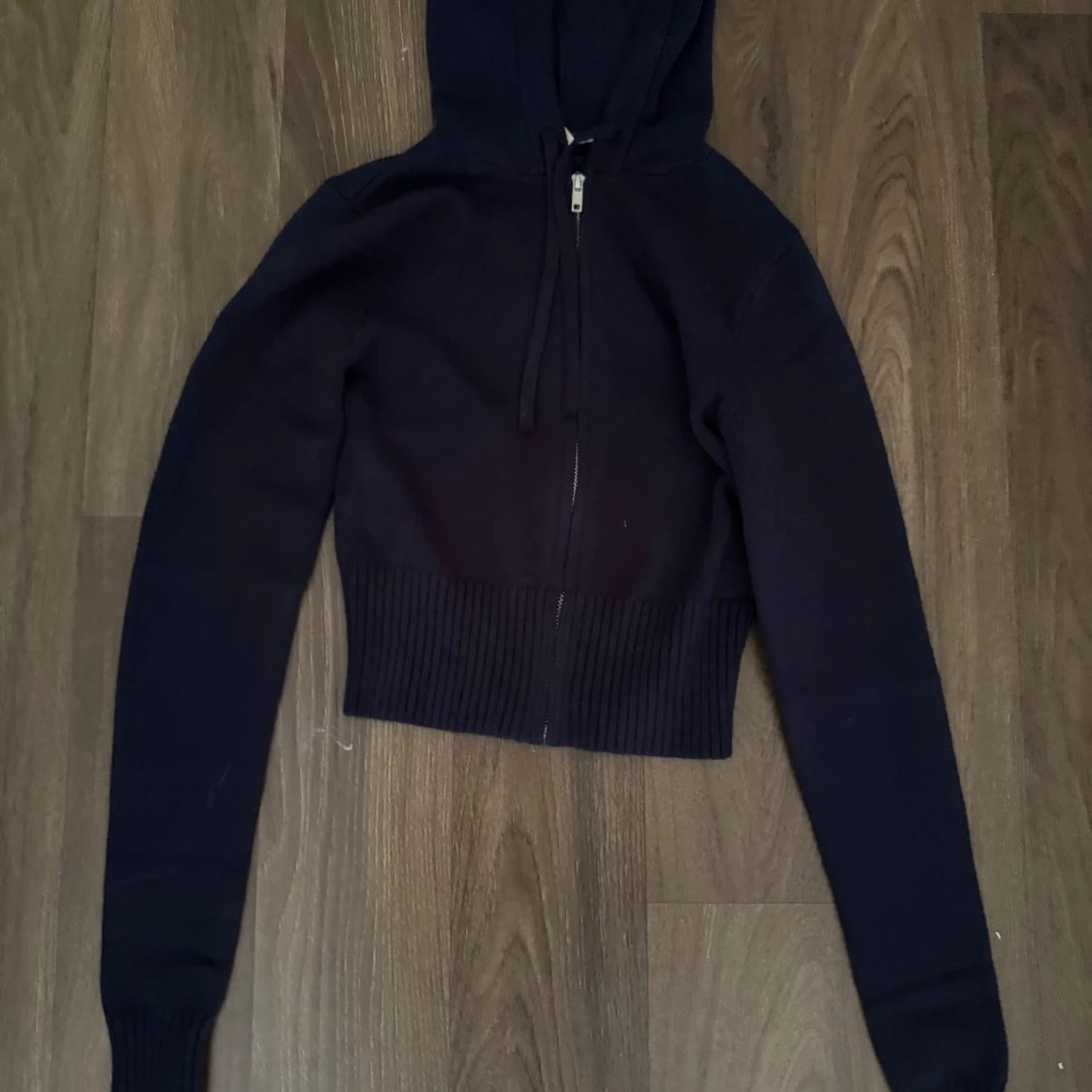 Mörkblå croppad hoodie från Nelly - 1