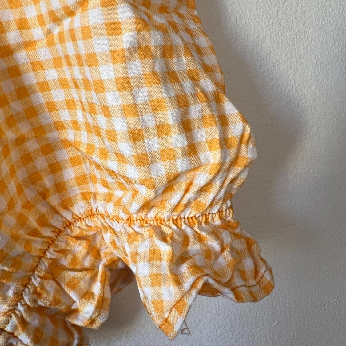 Gul- och vitrutigt omlottklänning från H&M Divided - 1