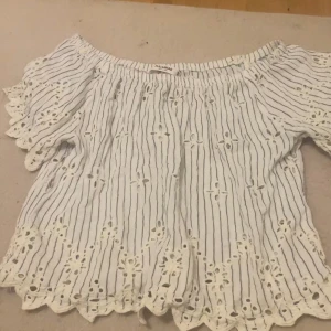 Vit offshoulder blus med broderi - Superfin vit offshoulder blus från Pull&Bea. Omvänd 