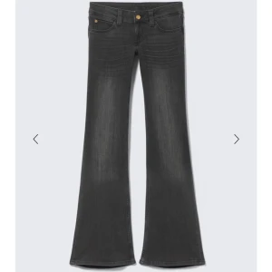 Cheap monday jeans  - Snygga svarta bootcut jeans. Denim med klassisk femficksdesign och subtila slitningar framtill. Jeansen har låg midja och är tillverkade i stretchig bomullsdenim för en bekväm passform. Perfekta till sneakers eller boots. Använts va 3 gånger och dom är slut i storlekar 