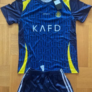 Al nasr fotbollset alla storlek från 116-176 - Säljer Al nasr fotbollset har alla storlek från 116-176 har många fler i lager så är du intresserade av att köpa fler samma model så här funkar det du skriver vilken storlek du vill ha innan du köper så skriver du till mig nummer 7 Ronaldo  har 25 stycken samma model