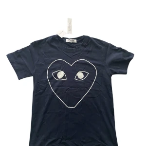 CDG t shirt - Ny CDG t shirt. Bra kvalite. Köparen får den levererad i en comme des gracons påse och taggarna är kvar på den 👑😘🤩 Står M på tröjan men passar mer som S.