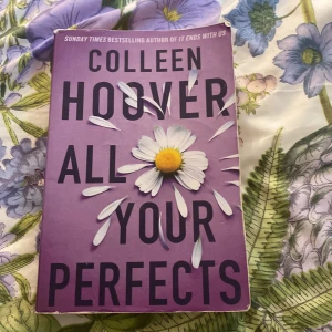 All Your Perfects - En gripande roman om kärlek, misstag och hopp. Perfekt för dig som gillar känslosamma berättelser om relationer och livet. Colleen Hoover levererar ännu en bok som berör och får dig att vilja läsa vidare hela natten.