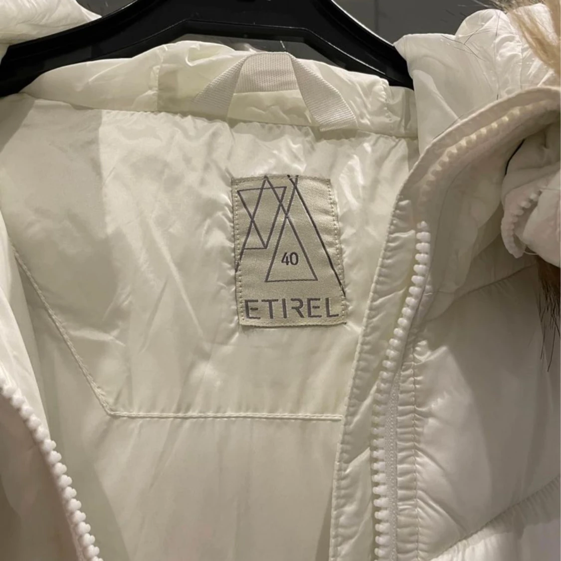Vit pufferjacka med fuskpäls från Etirel - 2