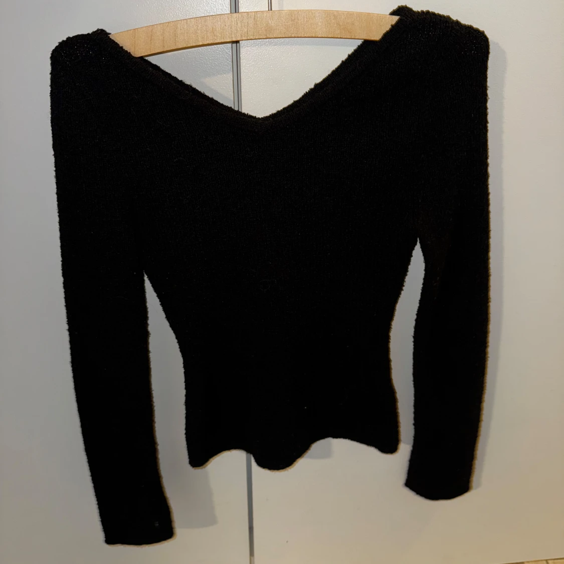 Svart stickad v-ringad tröja - 1