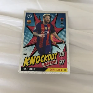 Knockout Master: Goal King) start bud 1 kr - (START BUD PÅ 1 KRONA)Coolt samlarkort med fotbollsikonen Lionel Messi i Barcelona-tröja! Färgstark design och superhjälte-vibbar gör detta till ett måste för alla sport- och fotbollsfans. Perfekt för unga samlare och Messi-fans som vill ha något unikt i sin samling.