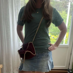 Grön basic t-shirt - Enkel grön t-shirt från Weekday. Modellen är rak och passar perfekt till jeans eller kjol. T-shirten är i mjuk bomull och har en clean, stilren vibe.
