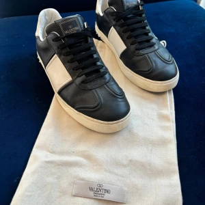 Valentino Flycrews - Flycrews, skick 8,5/10 endast 2 tappade nitar | sparsamt använda | storlek 39 sitter som 40 | endast en dustbag och skorna ingår | skriv vid fler frågor😁