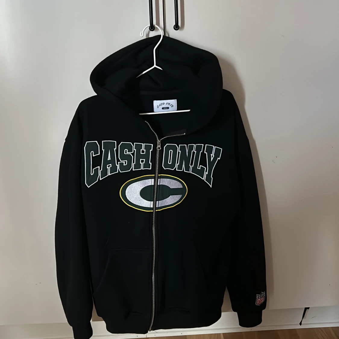 Cash Only svart hoodie med dragkedja - 1