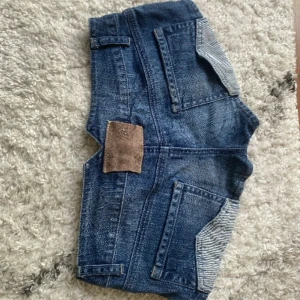 Lowwaist mini jeansshorts - Snygga low waist mini jeansshorts i strl w28, midja:39. Kommer fler unika jeansshorts/kjolar så följ!!