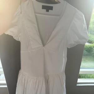 Zara klänning - Superfin klänning från Zara som endast är använd en gång , har dock en pytteliten fläck som är med på sista bilden men den syns knappt som man ser på bilden ☺️☺️