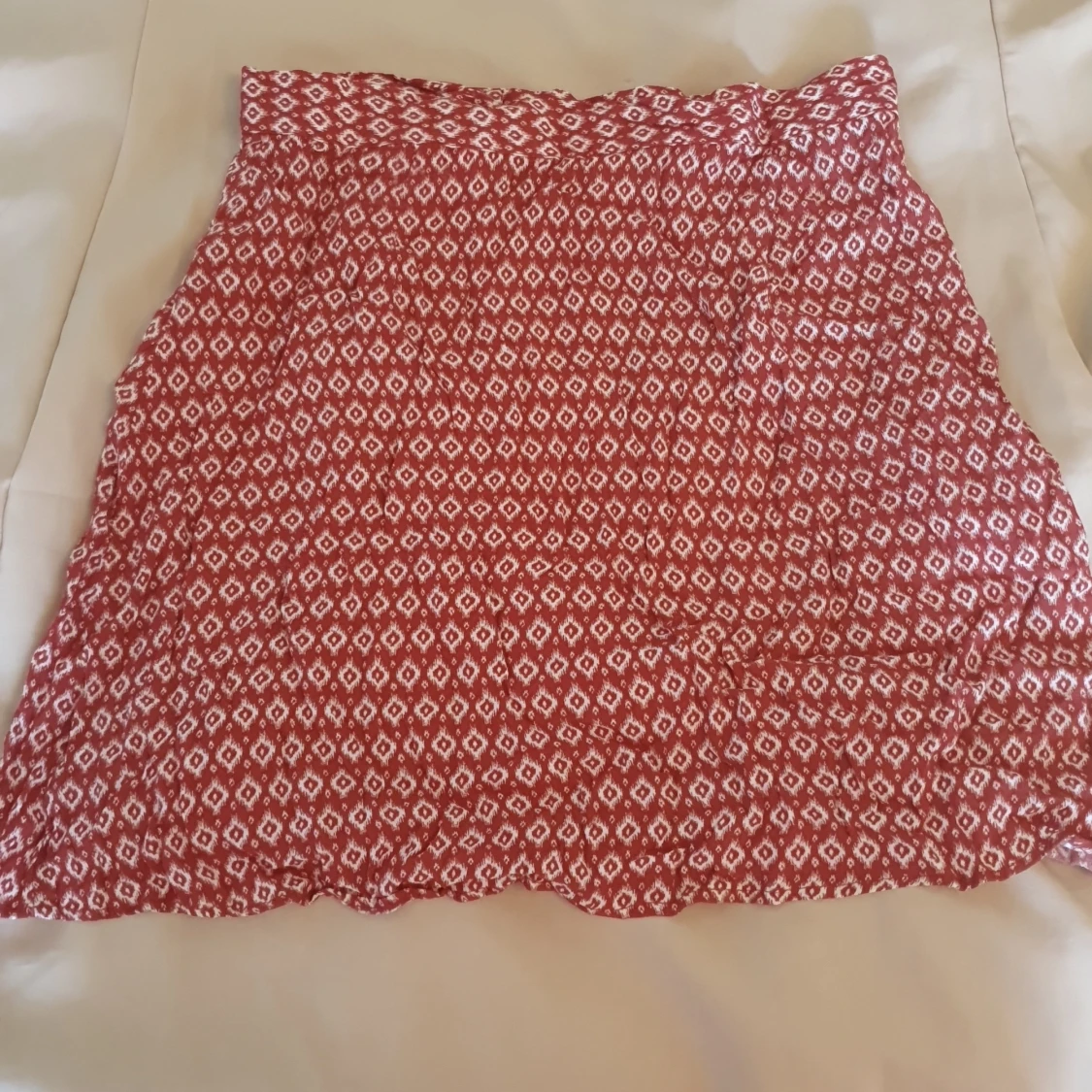 Rödvit mönstrad minikjol med knappar - 1