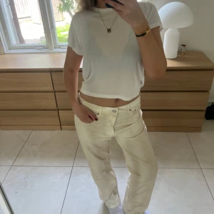 Ljusbeige raka jeans - Säljer ett par ljusbeige jeans med rak passform och klassisk femficksdesign. Byxorna har normal midja och är tillverkade i ett mjukt bomullstyg. Perfekta för en clean och avslappnad stil. Aldrig använda!❤️