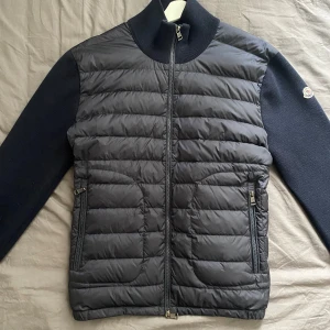 Moncler Cardigan - Tjena! Säljer nu en marinblå moncler cardigan storlek 4 i mycket bra skick. Den är köpt på naturkompaniet i Göteborg och är alltså äkta. För fler bilder eller frågor tveka inte på o höra av dig!