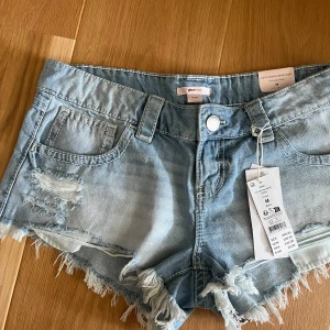 Ljusblå jeansshorts Gina 14+ - Lågmidjade ljusblå jeansshorts från Gina tricot 14+, storlek M💕 aldrig använda med lappen kvar, nypris 300kr! Slutsålda!!!