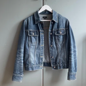 Blå jeansjacka  - Lite sliten på båda armarna men inget man tänker på. Fin blå färg. Pris kan diskuteras och fråga gärna om man undrar något💙