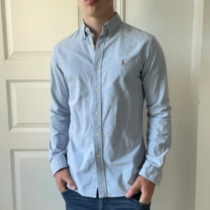 Ralph Lauren skjorta Slim fit M  - Enfärgad Ralph Lauren skjorta. Inga defekter. Modellen är 180,75 kg. Kom med frågor. 