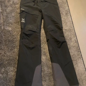 Svarta skidbyxor från Haglöfs  - Världens snyggaste skidbyxor! Passformen är perfekt. Modellen heter Lumi form ski pant och är väldigt populär. De är perfekta nu i vinter. Byxorna är vattentäta och skyddar mot våde kyla och vind.   Nypriset är 3000 och de har inga defekter eller några tecken på använding alls.  Tyvärr har de blivit för små för mig så därför jag behöver sälja dem.  Kan absolut diskutera priset. 🤩☃️