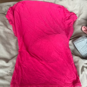 Rosa kortärmad topp med öppen rygg - En starkt rosa topp i mjuk bomull med korta ärmar och en snygg öppen rygg. Aldrig använd💕 storlek xs-s 